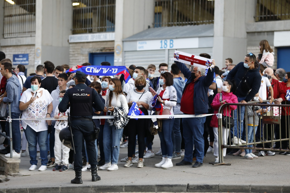 Ambiente en La Romareda con los aficionados del Real Zaragoza y la SD Huesca
