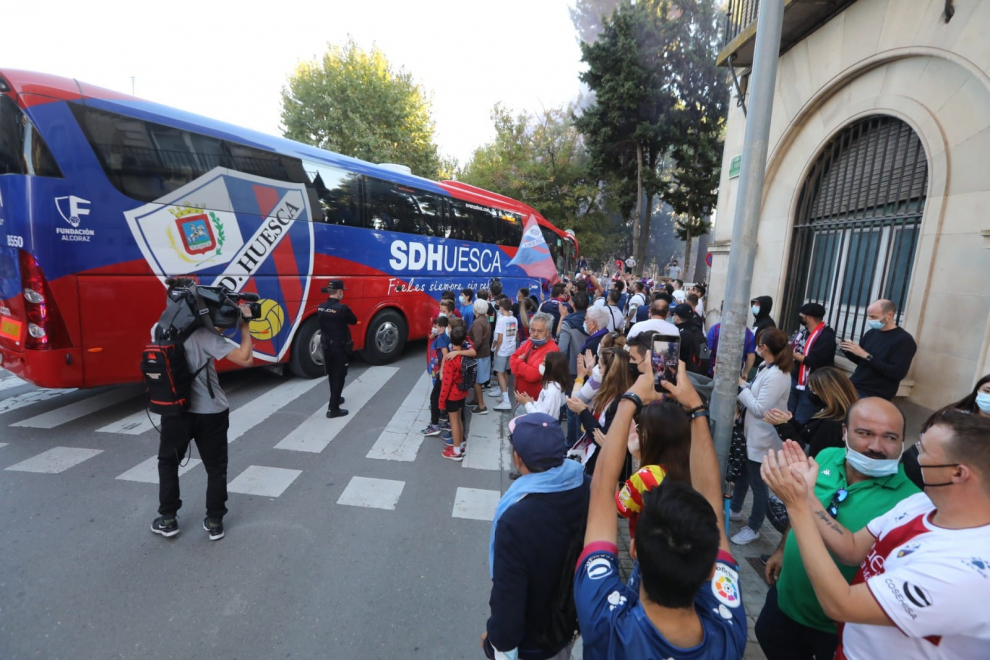 Alrededor de 200 hinchas despidieron al Huesca antes de partir hacia Zaragoza.