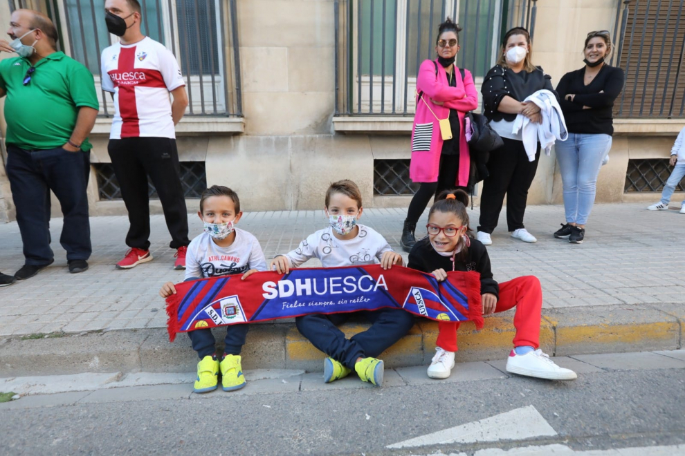 Alrededor de 200 hinchas despidieron al Huesca antes de partir hacia Zaragoza.