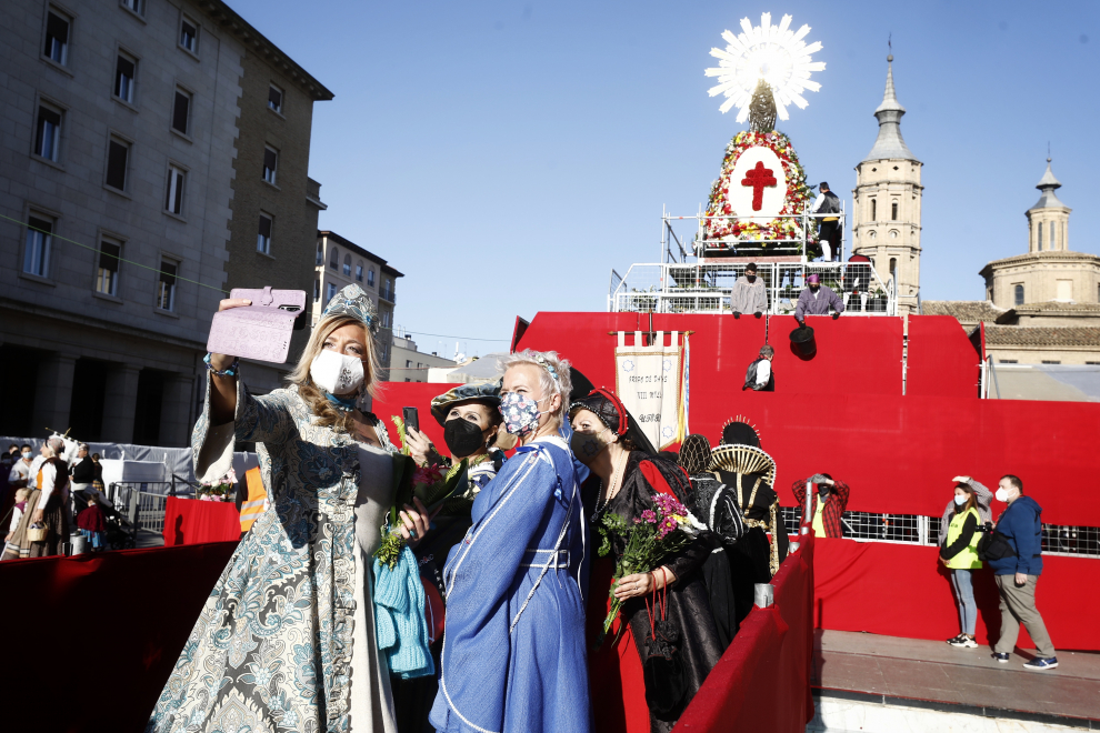 Conforme avanza la mañana el manto y la estructura de la Virgen se van cubriendo de flores. La afluencia de oferentes mantiene las distancias pero no cesa.