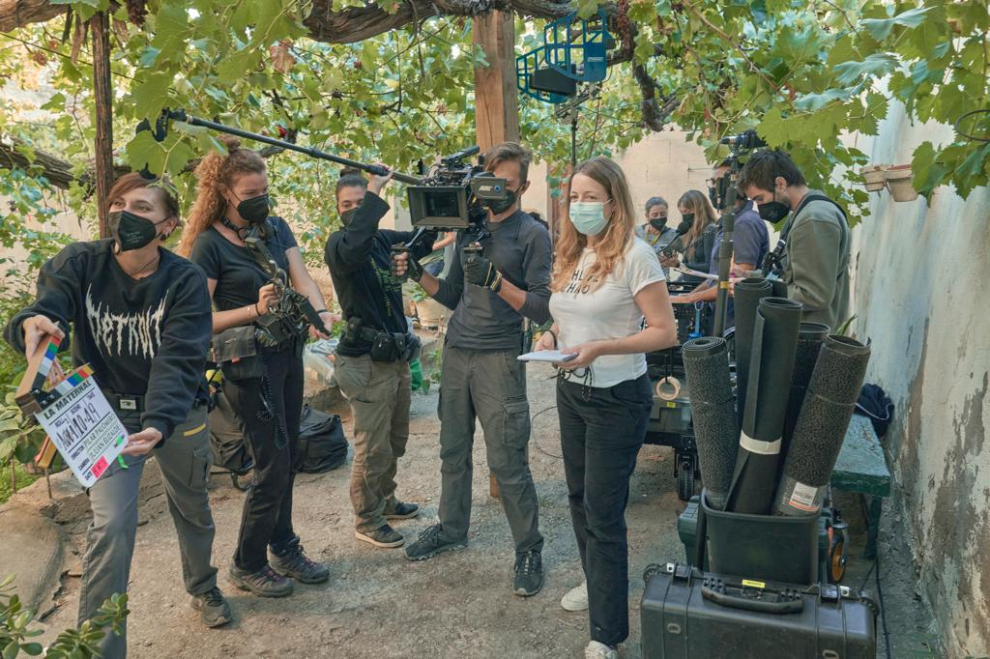 Pilar Palomero, en los Monegros, con el equipo de rodaje de su segundo largometraje.