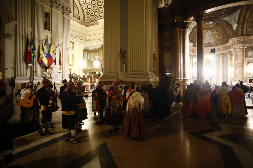 Abrazo jotero a la Virgen en la Santa Capilla