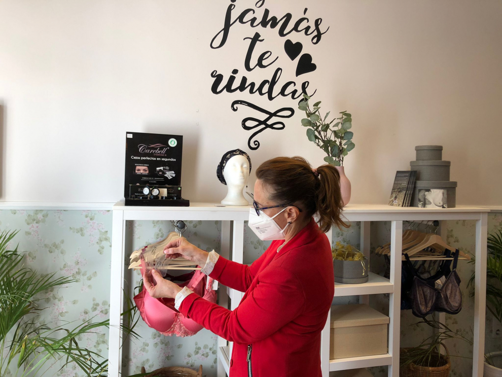 La tienda 'Rosa en Positivo', ganadora del concurso 'Arrimar el hombro', imparte también talleres gratuitos dirigidos a mujeres en tratamiento por cáncer.