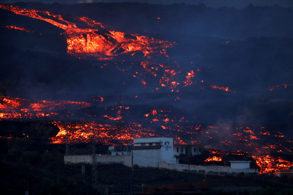 The Cumbre Vieja volcano continues to erupt on the Canary Island of La Palma, as seen from Tajuya, Spain, October 19, 2021. REUTERS/Susana Vera[[[REUTERS VOCENTO]]] SPAIN-VOLCANO/