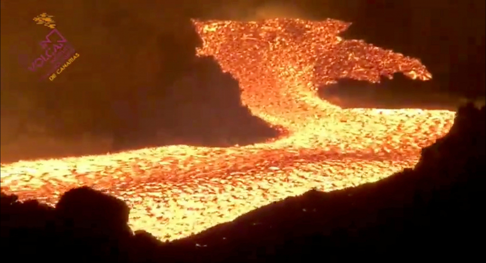 Lava flows as the Cumbre Vieja volcano continues to erupt on the Canary Island of La Palma, Spain October 18, 2021, in this still image obtained from a social media video. Video recorded October 18, 2021. Twitter INVOLCAN/via REUTERS THIS IMAGE HAS BEEN SUPPLIED BY A THIRD PARTY. NO RESALES. NO ARCHIVES. MANDATORY CREDIT. DO NOT OBSCURE LOGO[[[REUTERS VOCENTO]]] SPAIN-VOLCANO/LAVA-UGC