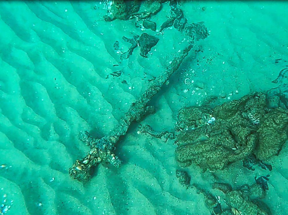 Haifa (Israel), 14/10/2021.- A handout photo made available by the Israel Antiquities Authority (IAA) on 19 October 2021 shows a 900-year-old crusader sword off Carmel coast near Haifa, Israel, 14 October 2021 (issued 19 October 2021). The sword was discovered on 14 October 2021 by a scuba diver on 14 October off the Carmel coast, apparently uncovered by waves and undercurrents that had shifted the sand. (Estados Unidos) EFE/EPA/Shlomi Katzin/Israel Antiquities Authority HANDOUT HANDOUT EDITORIAL USE ONLY/NO SALES
 ISRAEL ARCHAEOLOGY CRUSADE SWORD