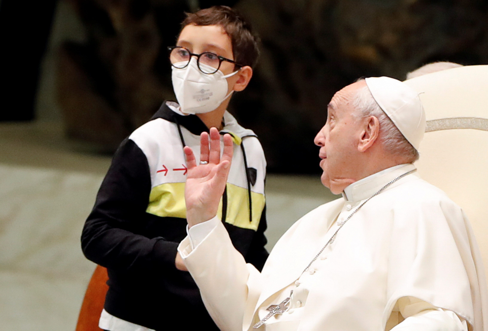 A boy approaches Pope Francis during the weekly general audience at the Vatican, October 20, 2021. REUTERS/Remo Casilli[[[REUTERS VOCENTO]]] POPE-AUDIENCE/BOY