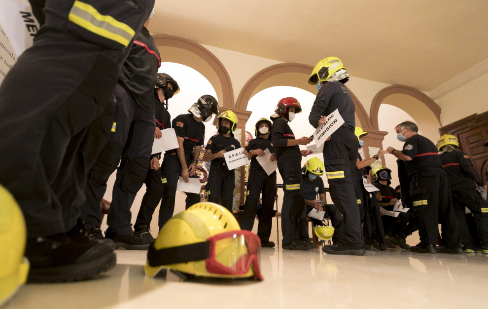 Protesta de los bomberos en el Ayuntamiento de Huesca.