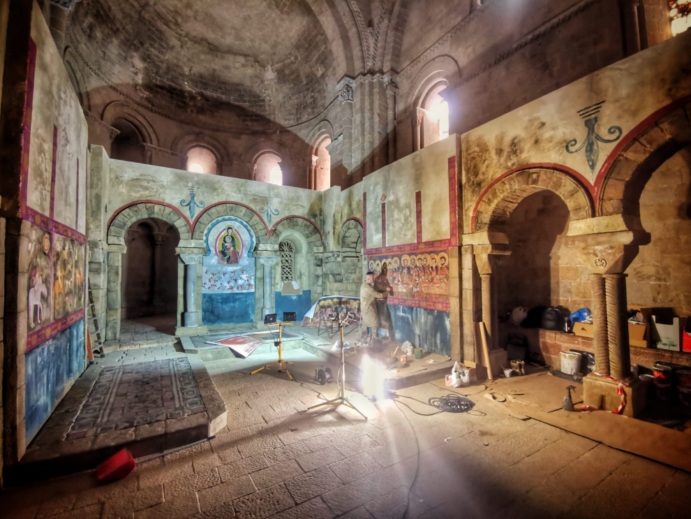 Trabajos de montaje de los decorados para el rodaje de la película 'Irati' en el castillo de Loarre.