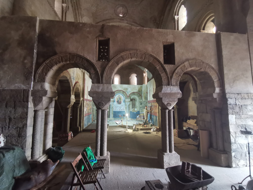 Trabajos de montaje de los decorados para el rodaje de la película 'Irati' en el castillo de Loarre.
