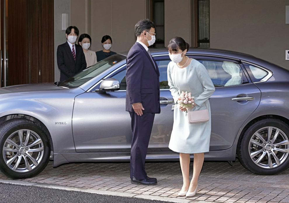 FILE PHOTO: Japans Princess Mako, the eldest daughter of Crown Prince Akishino and Crown Princess Kiko, strolls at the garden of their Akasaka imperial property residence in Tokyo, Japan October 6, 2021, ahead of her 30th birthday on October 23, 2021 and her marriage on October 26, 2021, in this handout photo provided by the Imperial Household Agency of Japan. Picture taken October 6, 2021. Mandatory credit Imperial Household Agency of Japan/Handout via REUTERS THIS IMAGE HAS BEEN SUPPLIED BY A THIRD PARTY. MANDATORY CREDIT./File Photo[[[REUTERS VOCENTO]]] JAPAN-ROYALS/WEDDING