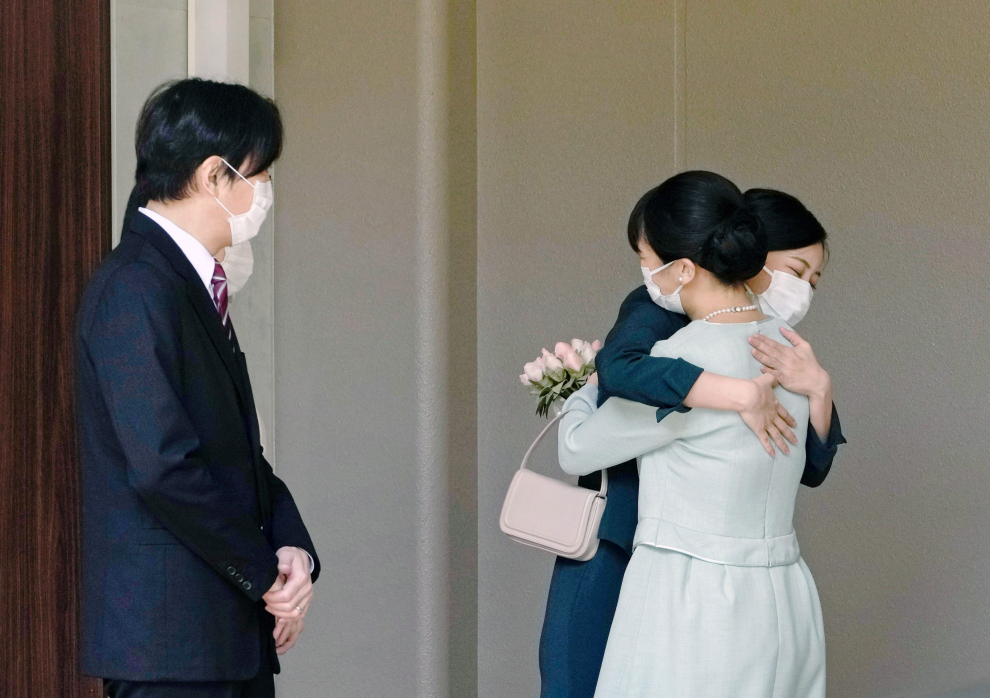 FILE PHOTO: Japans Princess Mako, the eldest daughter of Crown Prince Akishino and Crown Princess Kiko, strolls at the garden of their Akasaka imperial property residence in Tokyo, Japan October 6, 2021, ahead of her 30th birthday on October 23, 2021 and her marriage on October 26, 2021, in this handout photo provided by the Imperial Household Agency of Japan. Picture taken October 6, 2021. Mandatory credit Imperial Household Agency of Japan/Handout via REUTERS THIS IMAGE HAS BEEN SUPPLIED BY A THIRD PARTY. MANDATORY CREDIT./File Photo[[[REUTERS VOCENTO]]] JAPAN-ROYALS/WEDDING