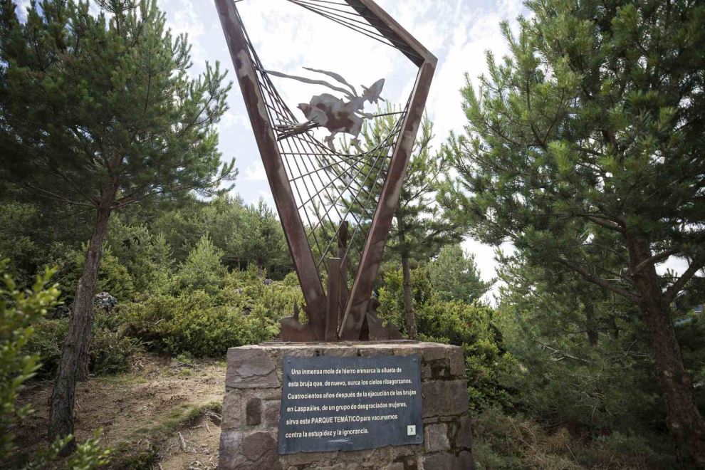 Parque de las Brujas a las afueras del pueblo de Laspaúles