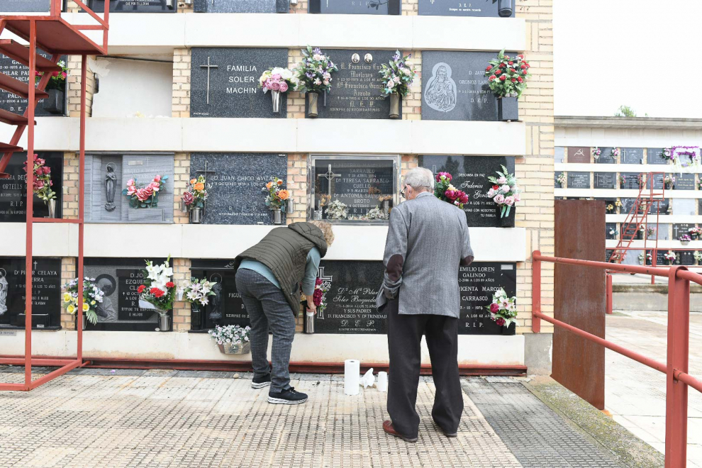 Visitantes en el cementerio de Torrero de Zaragoza, listo para la celebración de Todos los Santos