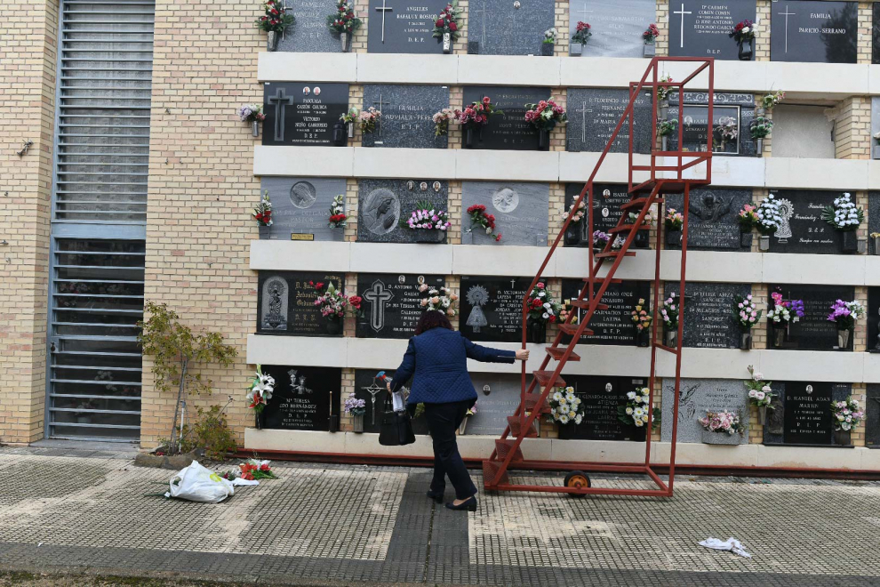 Visitantes en el cementerio de Torrero de Zaragoza, listo para la celebración de Todos los Santos