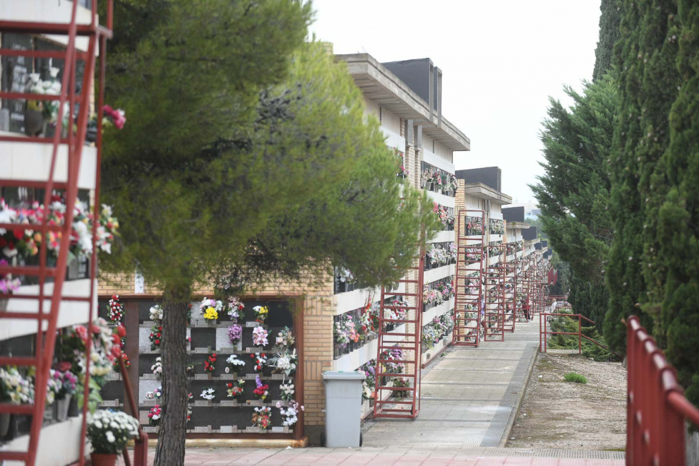 Visitantes en el cementerio de Torrero de Zaragoza, listo para la celebración de Todos los Santos