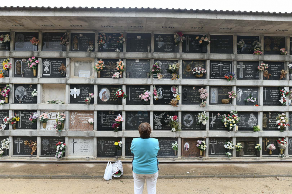 Visitantes en el cementerio de Torrero de Zaragoza, listo para la celebración de Todos los Santos