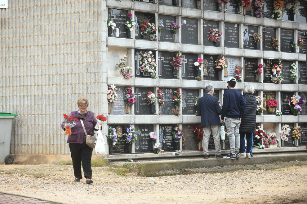 Visitantes en el cementerio de Torrero de Zaragoza, listo para la celebración de Todos los Santos