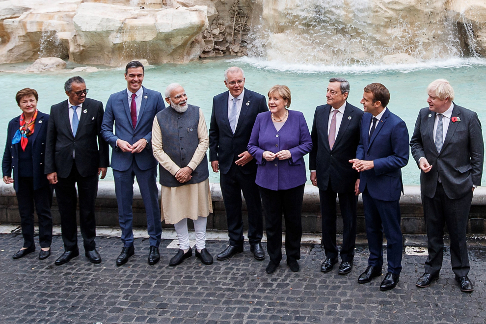Los líderes del G-20 posando este domingo en la emblemática Fontana de Trevi