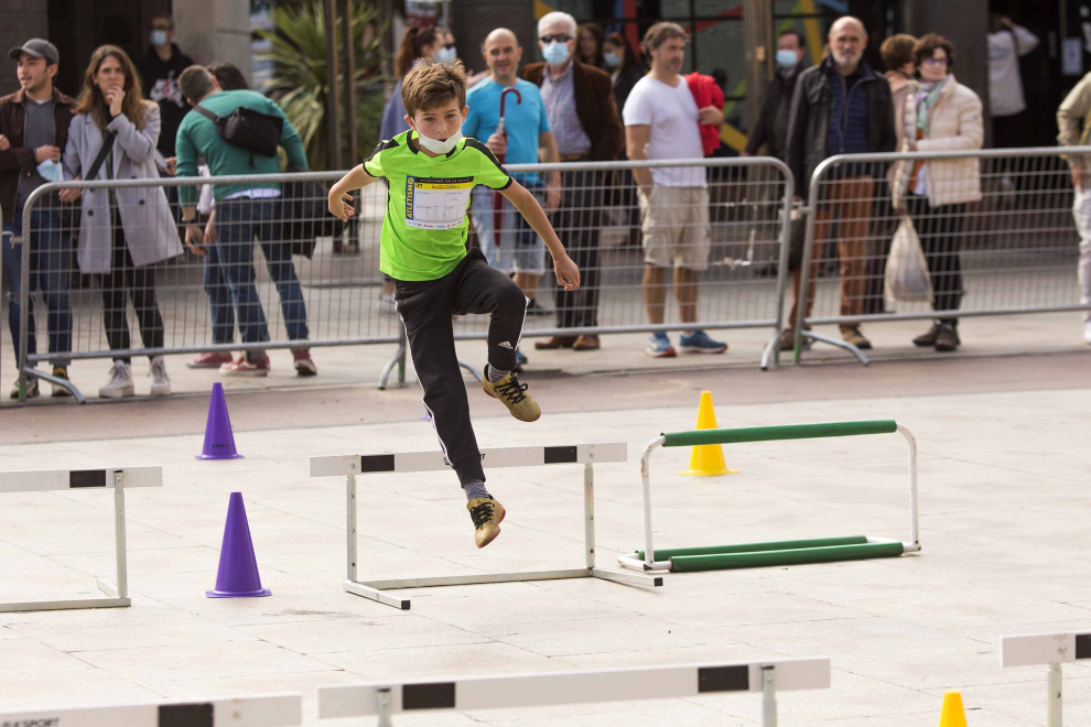Jornada 'Atletismo en la calle' en la Plaza del Pilar con saltos de pértiga y lanzamientos de peso