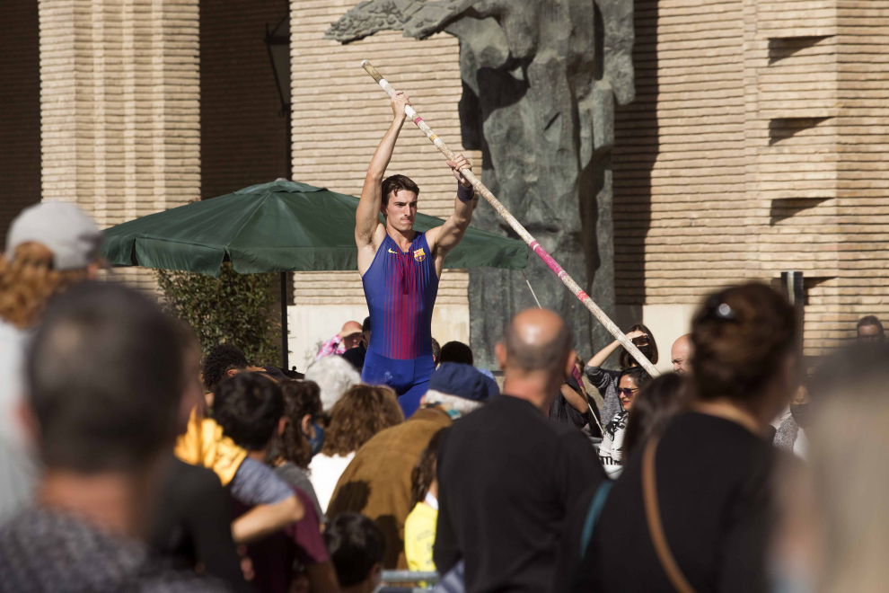 Jornada 'Atletismo en la calle' en la Plaza del Pilar con saltos de pértiga y lanzamientos de peso
