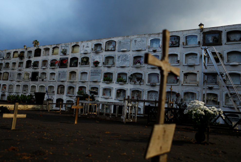 Ceniza de la erupción del volcán Cumbre Vieja en el cementerio de Los Llanos de Aridane