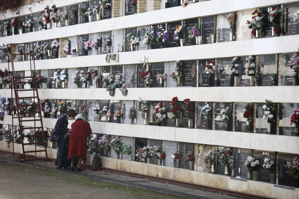 Visitantes en el cementerio de Torrero de Zaragoza, listo para la celebración de Todos los Santos
