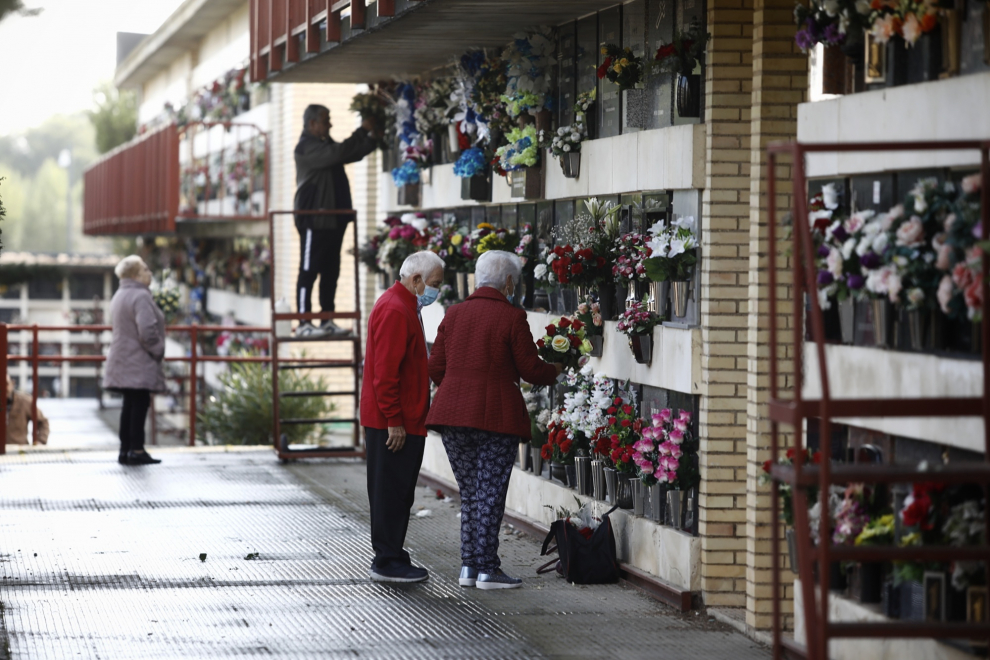 Visitantes en el cementerio de Torrero de Zaragoza, listo para la celebración de Todos los Santos