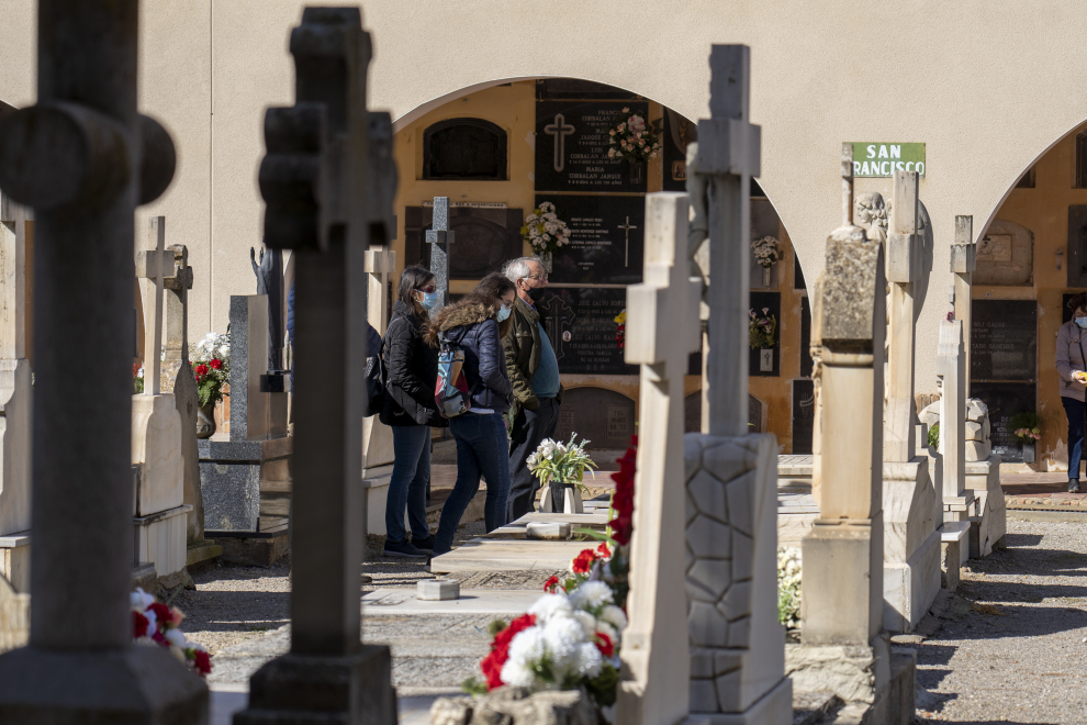 Celebración del día de Todos los Santos en el cementerio de Teruel.