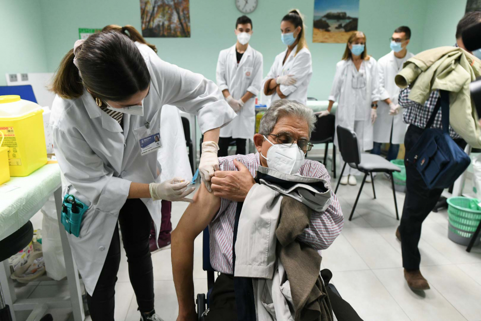 Aragón inicia este martes la campaña de vacunación frente a la gripe, que se simultanea con la administración de la dosis de refuerzo contra la covid en la población mayor de 70 años en la misma cita.
