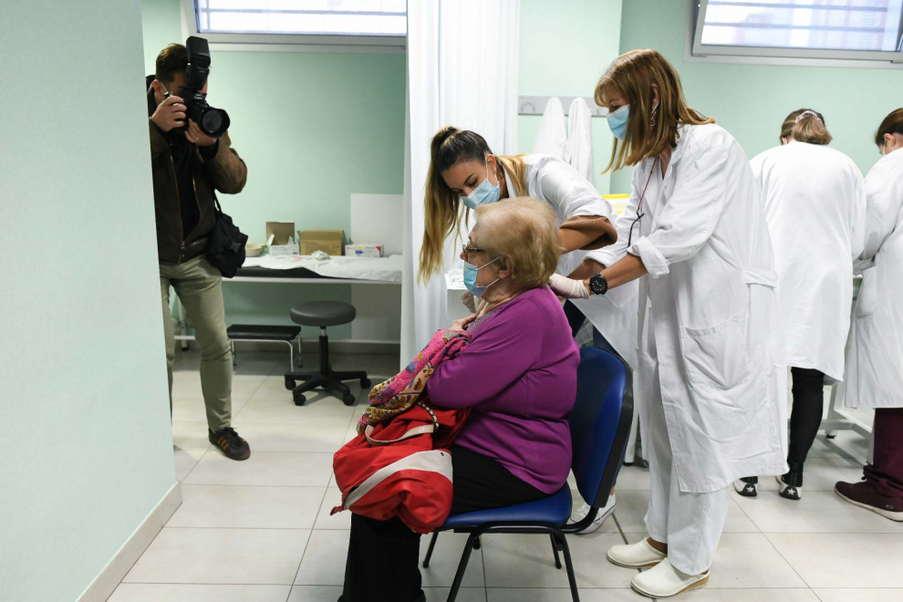 Aragón inicia este martes la campaña de vacunación frente a la gripe, que se simultanea con la administración de la dosis de refuerzo contra la covid en la población mayor de 70 años en la misma cita.