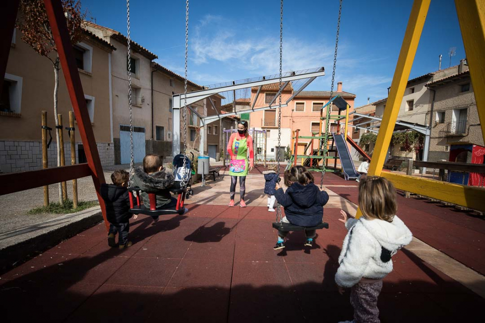 Paola López, con los niños de la guardería de Burbáguena