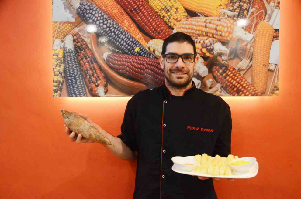 Christian Thorne, cocinero del restaurante Perú Sabor, con un plato elaborado con yuca.