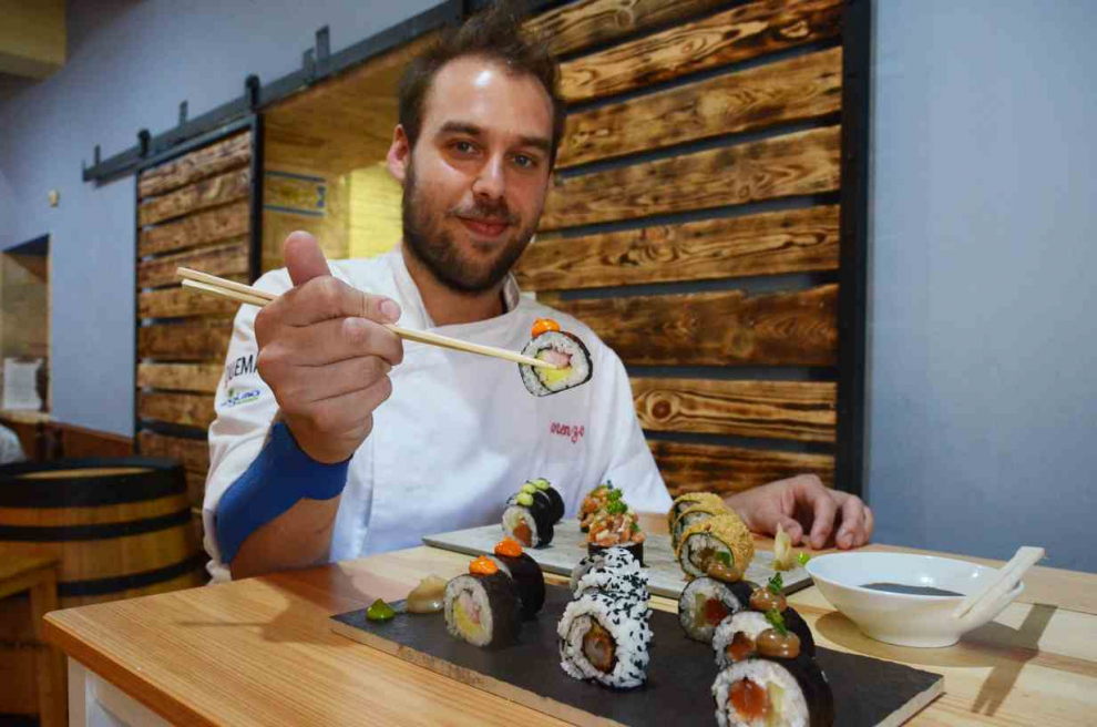 Lorenzo Anchelergues, del restaurante Nobelty by Lorenzo en Utebo con un plato de sushi