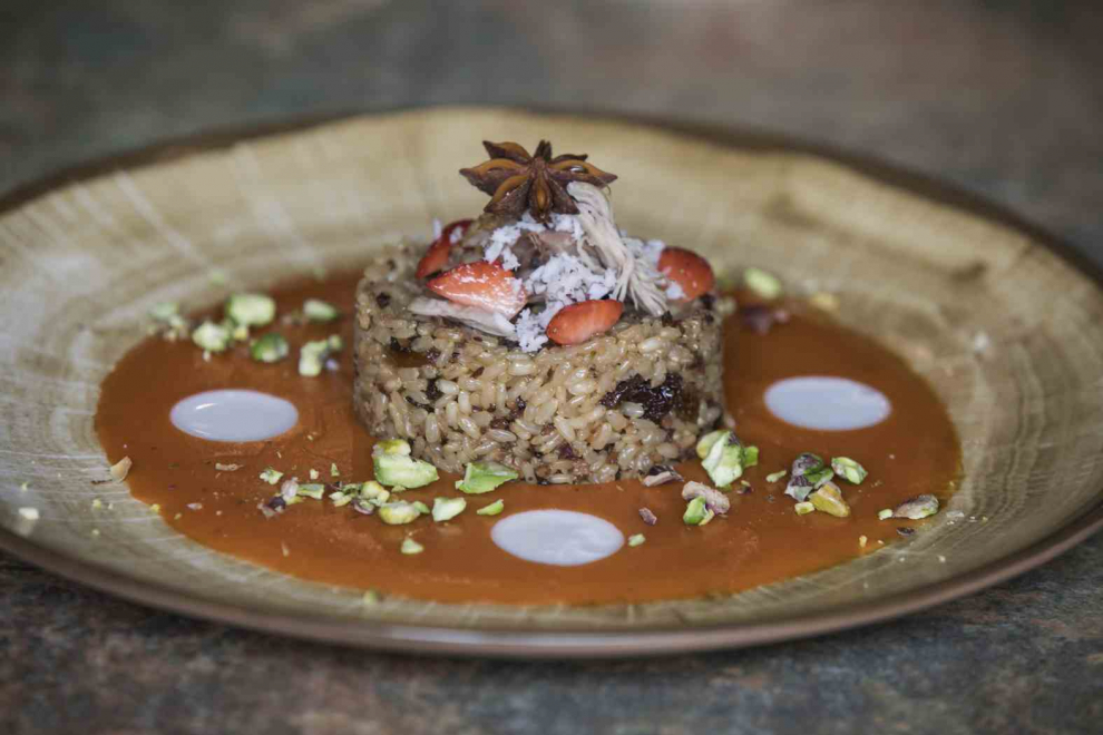 Restaurante El Escondite, en Zaragoza, con su plato de ensalada de arroz con coco y jarrete de ternasco escabechado
