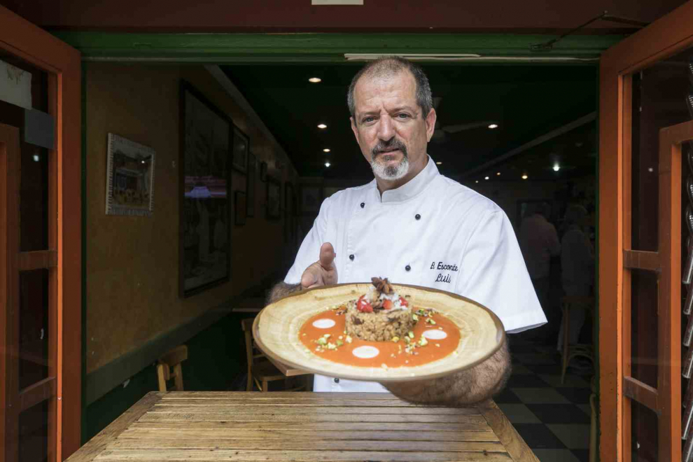 Restaurante El Escondite, en Zaragoza, con su plato de ensalada de arroz con coco y jarrete de ternasco escabechado