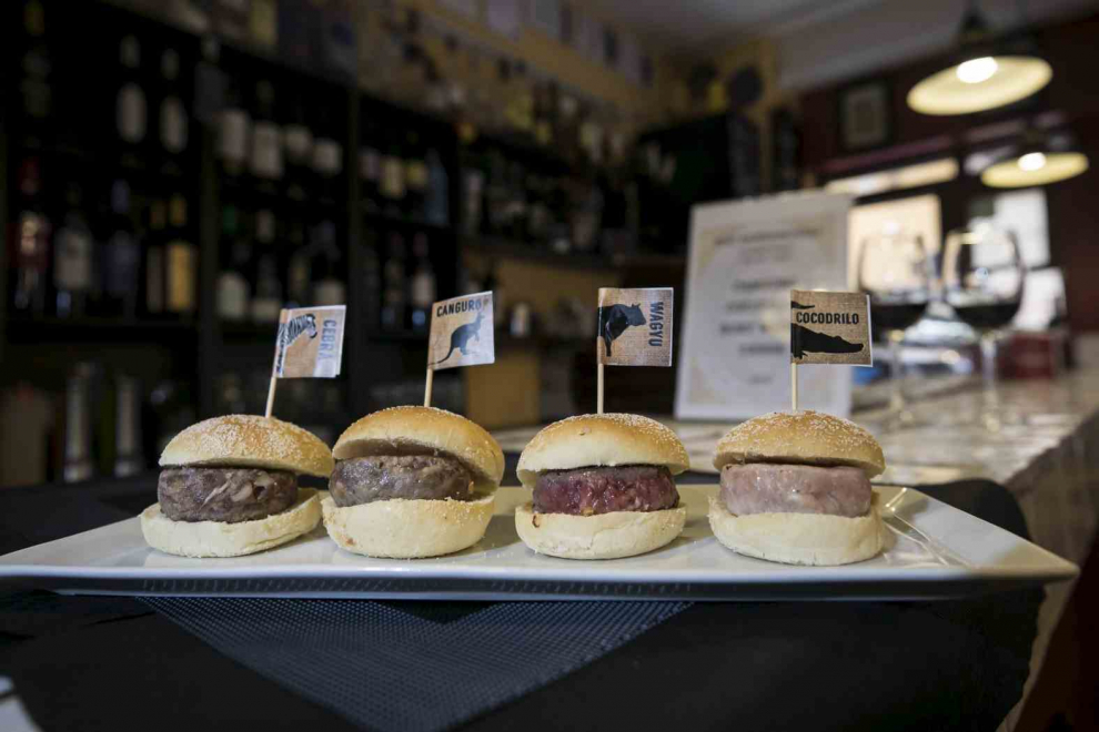 Taberna El Broquel de Zaragoza con sus minihamburguesas de cocodrilo, Wayiu, cebra y canguro.