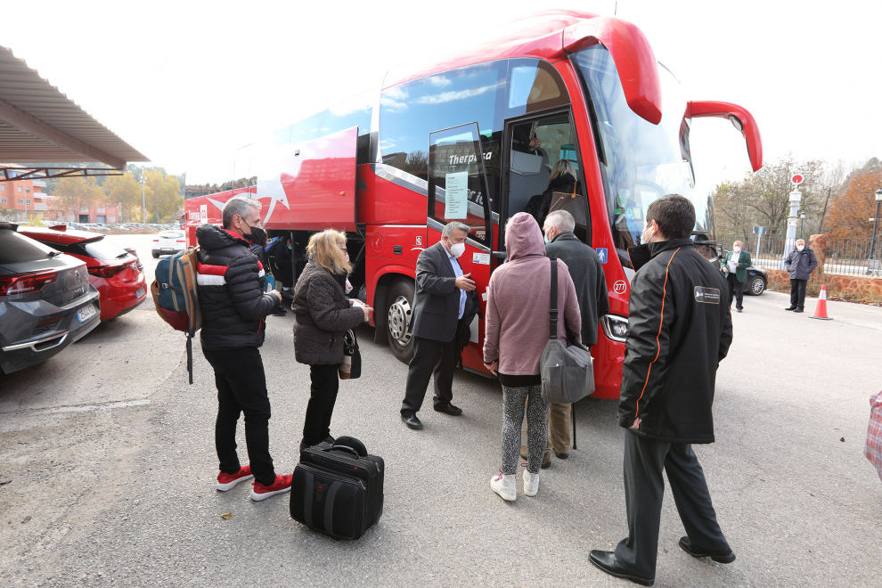 Los viajeros suben al autobús alternativo al tren en Teruel.