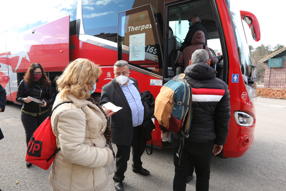 Los viajeros suben al autobús alternativo al tren en Teruel.