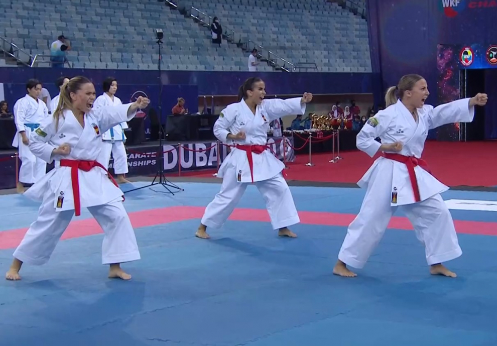 El equipo de kata, con la aragonesa Raquel Roy.