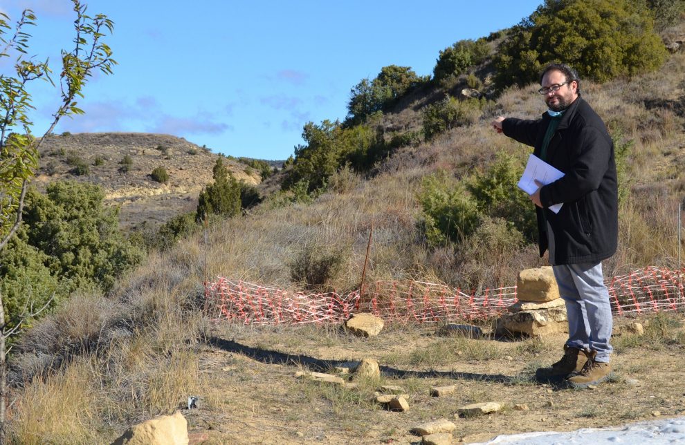 Ángel señala la colina de Los Bayos donde se situó la antigua población