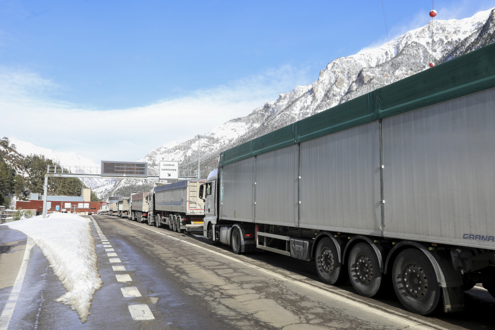 La nieve complica el tráfico en varias carreteras de la provincia y la intervención de la quitanieves restablece la circulación ferroviaria entre Jaca y Canfranc.