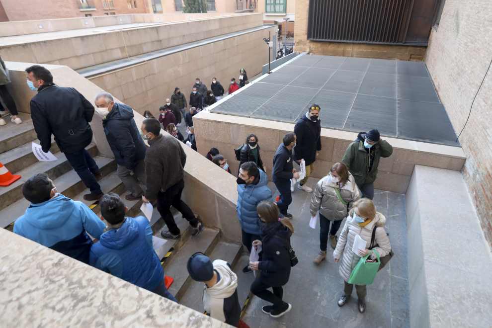Ayuntamiento de Huesca (exterior).Protesta de trabajadores municipales antes del pleno.  / 30-11-2021 / Foto Rafael Gobantes[[[FOTOGRAFOS]]]