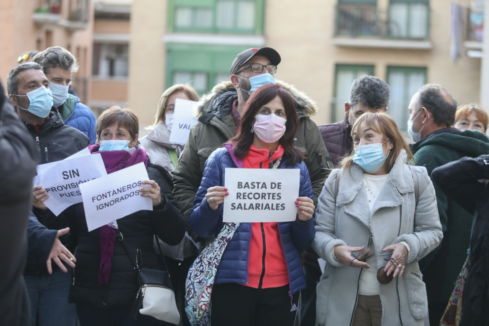 Ayuntamiento de Huesca (exterior).Protesta de trabajadores municipales antes del pleno.  / 30-11-2021 / Foto Rafael Gobantes[[[FOTOGRAFOS]]]