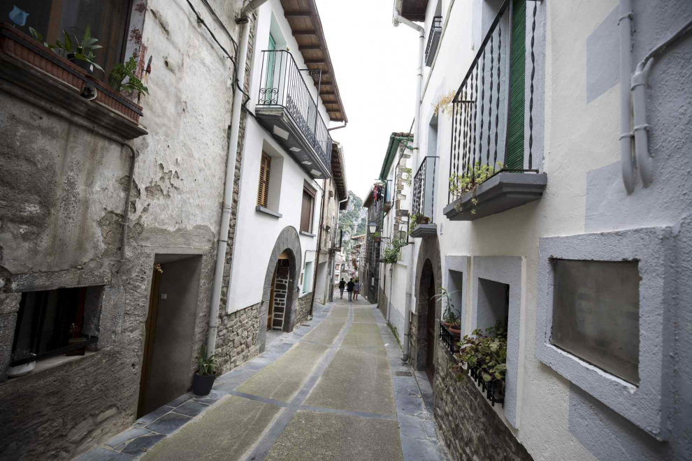 Una calle de Salvatierra de Esca (Zaragoza)