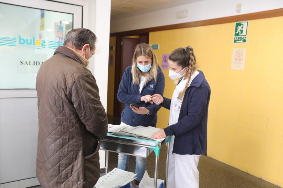 Intensa mañana de vacunaciones en el centro de salud Pirineos de Huesca, donde este martes se han registrado 63 casos de covid.