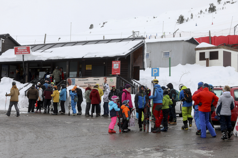 Fotos del primer día de esquí en las estaciones de Candanchú y Astún