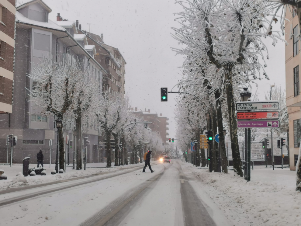 Nieve en Jaca en el puente de la Constitución.