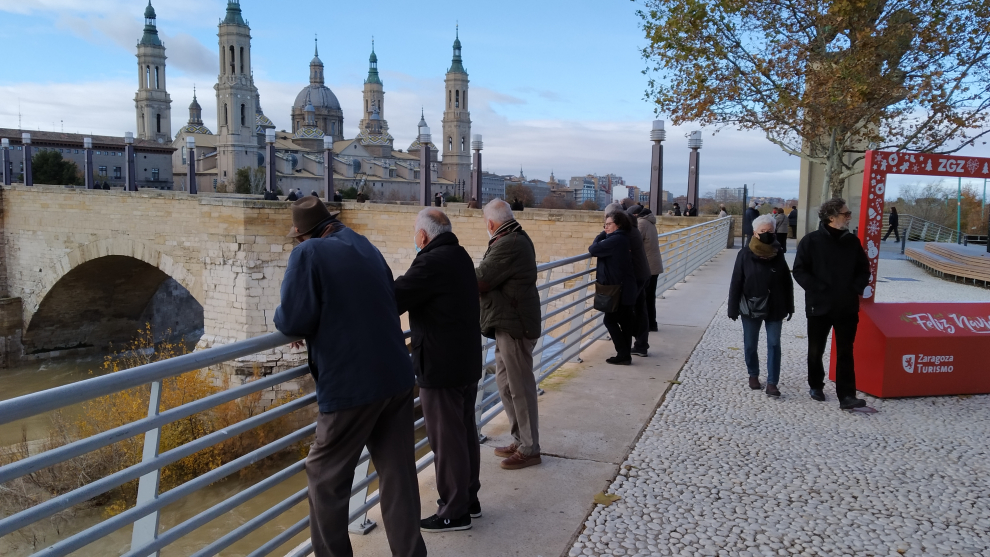 Expectación en la ribera del Ebro ante la crecida del río a su paso por Zaragoza