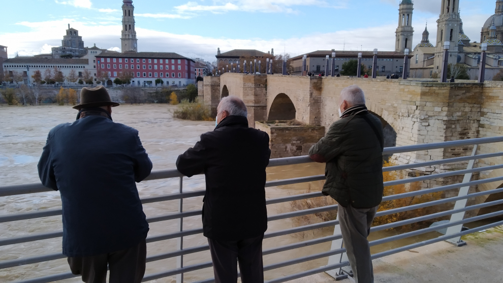 Expectación en la ribera del Ebro ante la crecida del río a su paso por Zaragoza